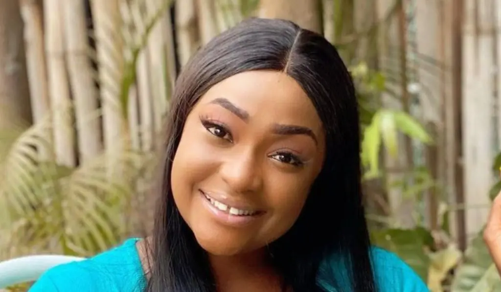 Actress Lizzy Gold calls out her father over entitlement mentality