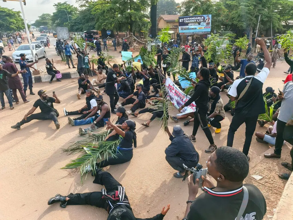 Protest breaks out in Benue as angry youths block Abuja-Makurdi highway